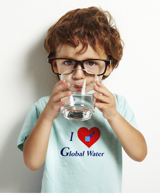 chłopiec pijący wodę Global Water