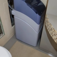 Zamontowany zmiękczacz Kinetico Essential 17