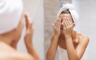 Mycie twarzy samą wodą - czy jest dobre dla cery?